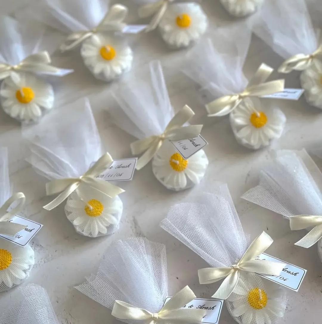 Daisy flower candle